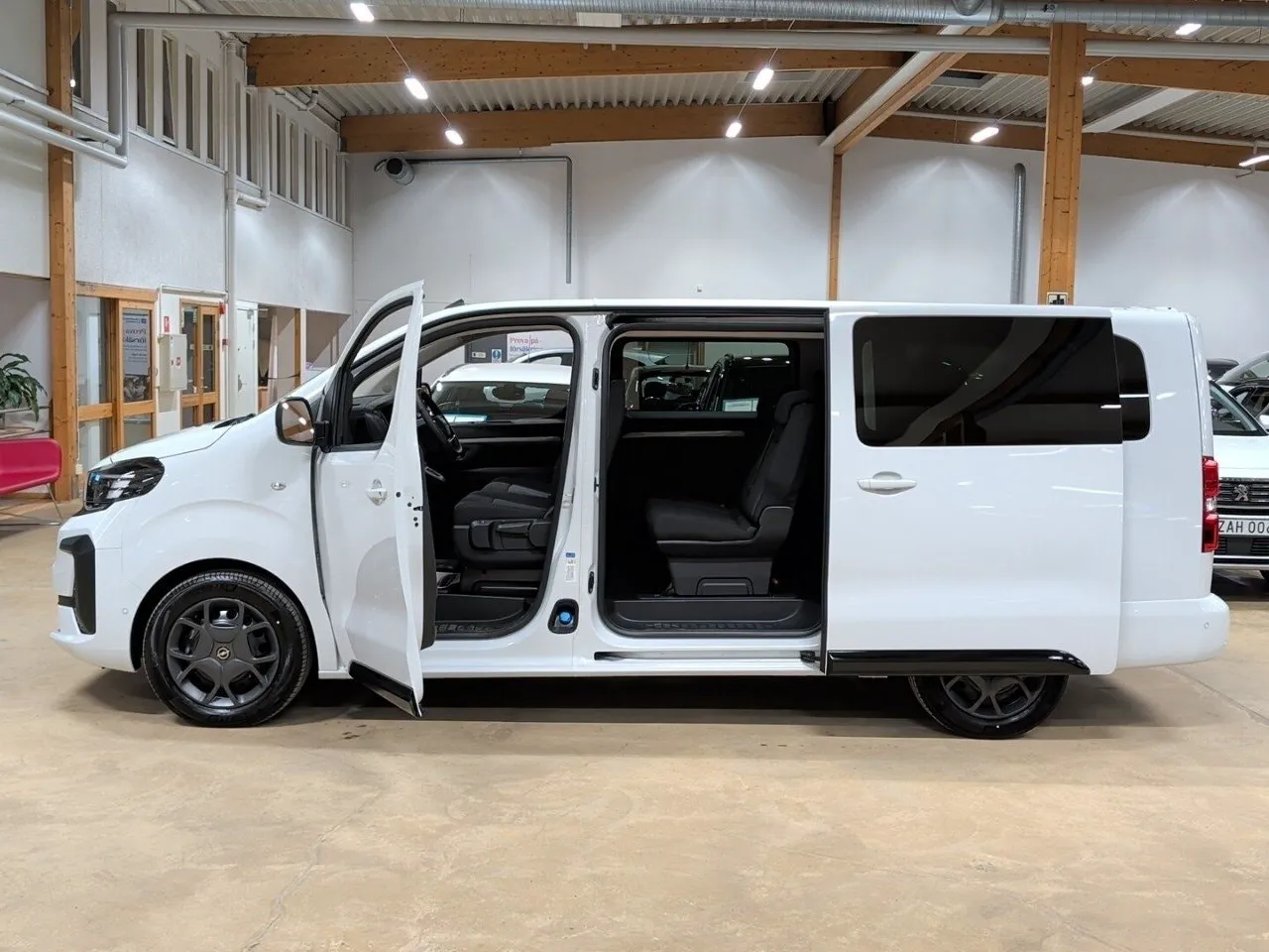 Vehicle image 14
