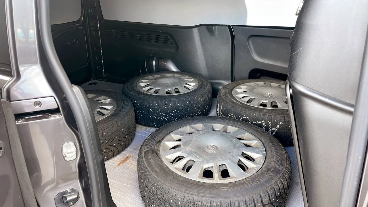 Vehicle image 4