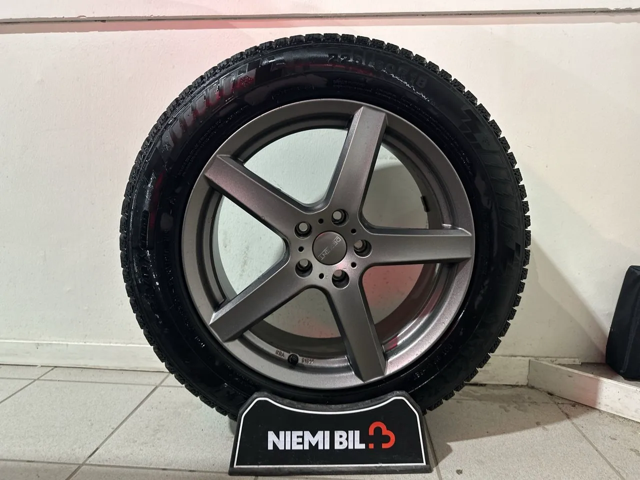 Vehicle image 16