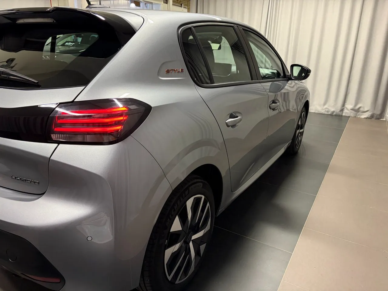 Vehicle image 3