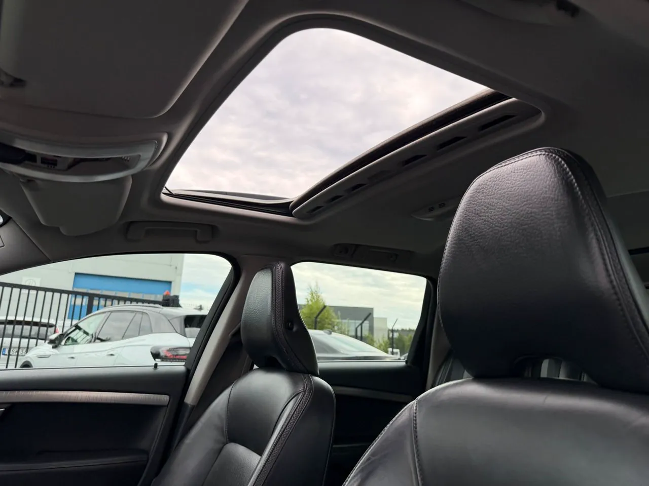Vehicle image 14