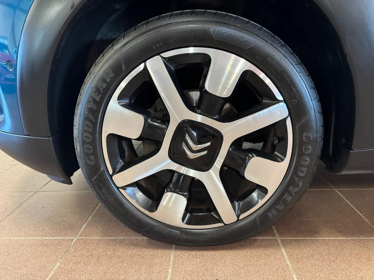 Vehicle image 11