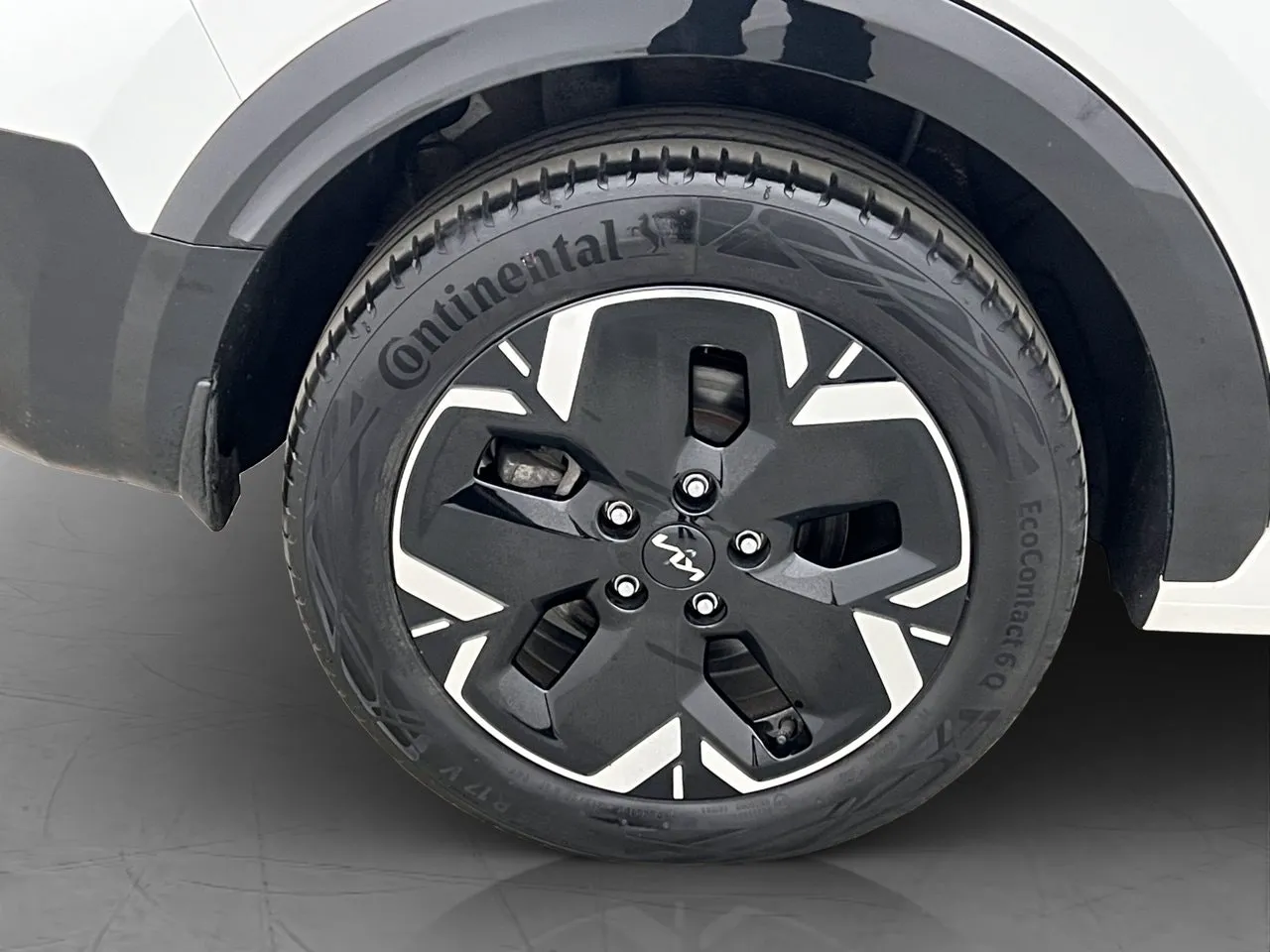 Vehicle image 32