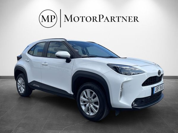 Toyota Yaris Cross Hybrid AWD CVT B-Kamera Cockpit Värmare MOMS - 2025