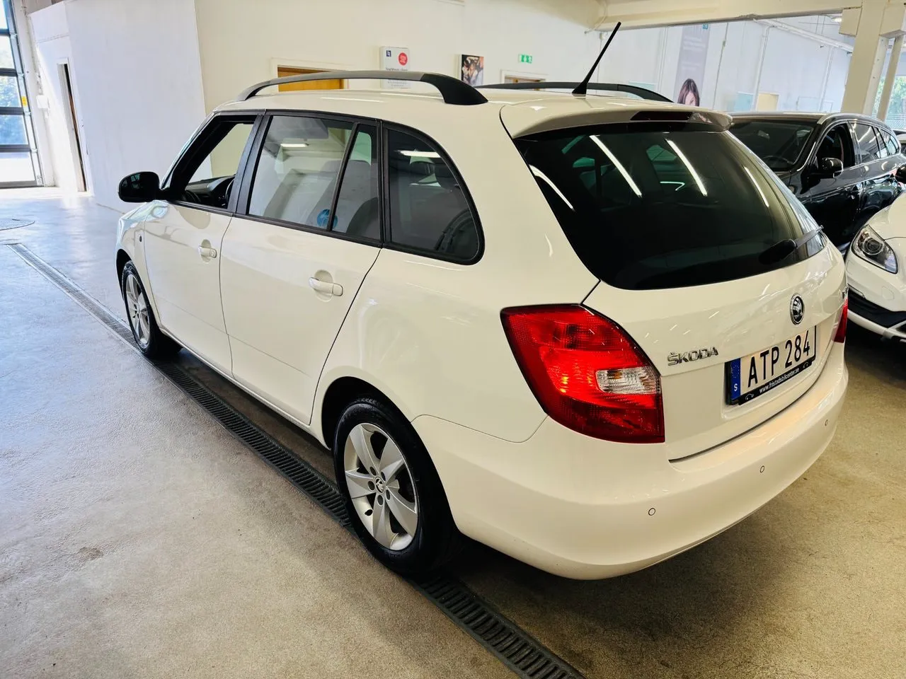Vehicle image 15