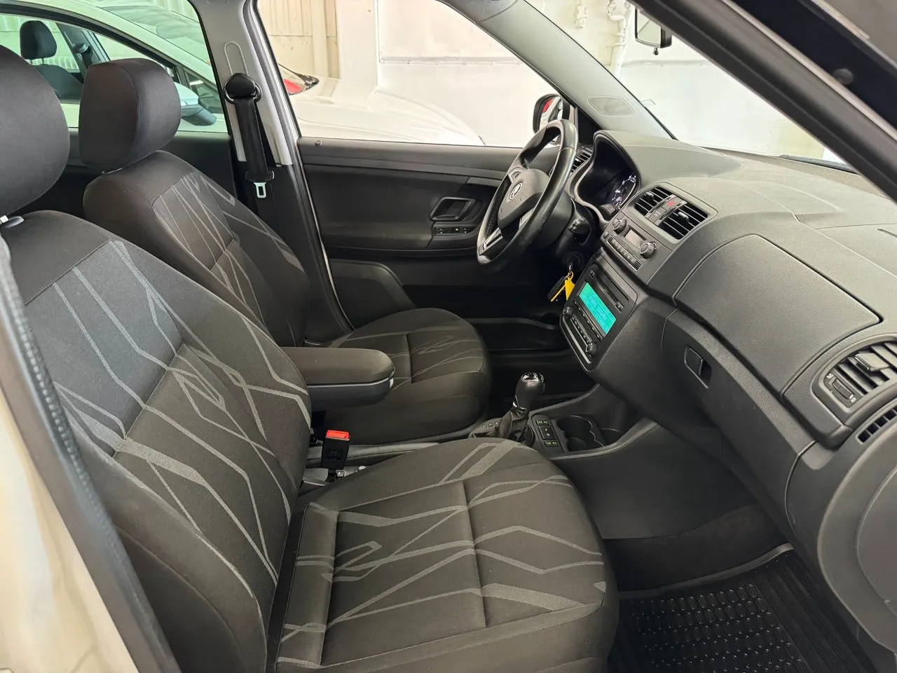 Vehicle image 16