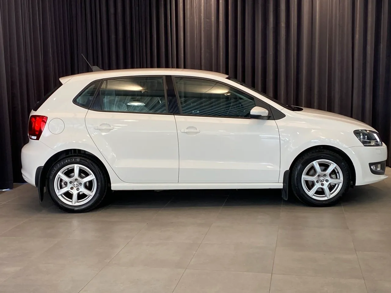 Vehicle image 4