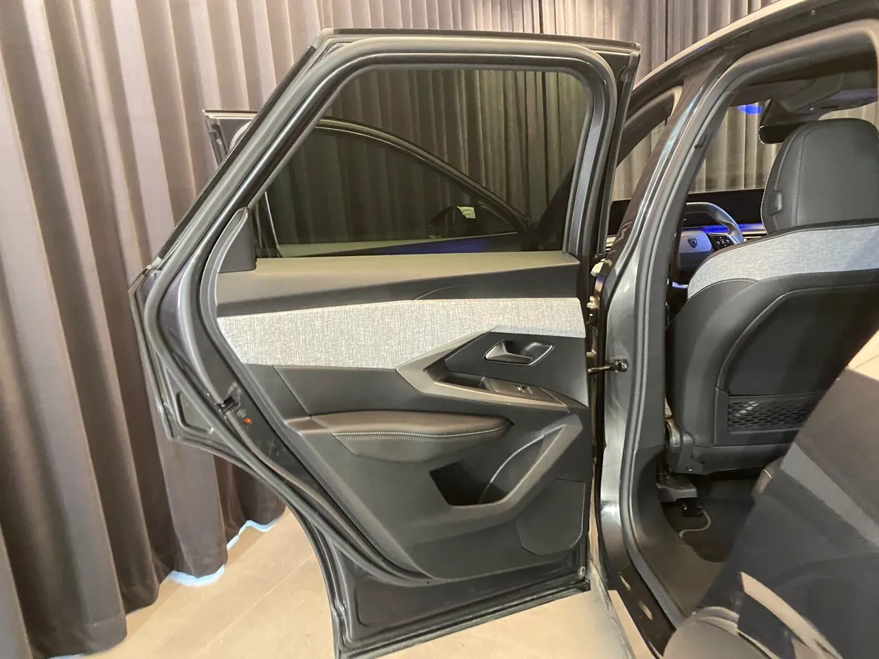 Vehicle image 33