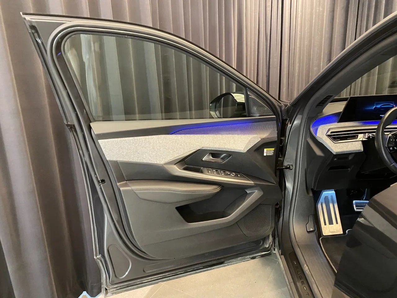 Vehicle image 30