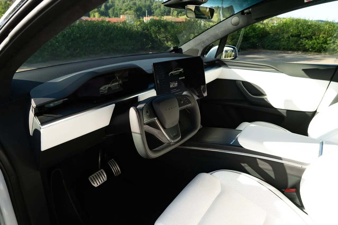 Vehicle image 14