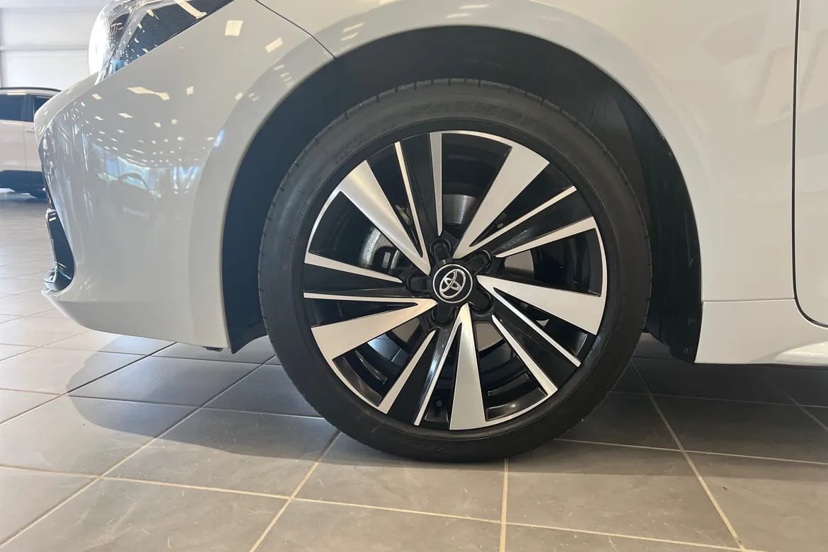 Vehicle image 16