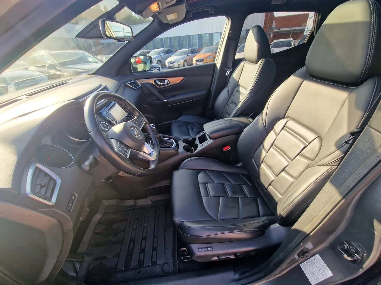 Vehicle image 10