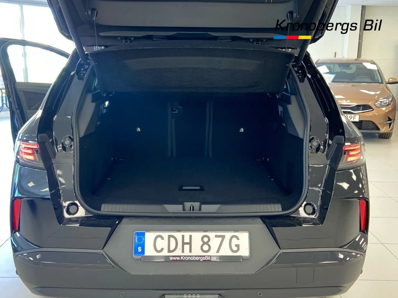 Vehicle image 13