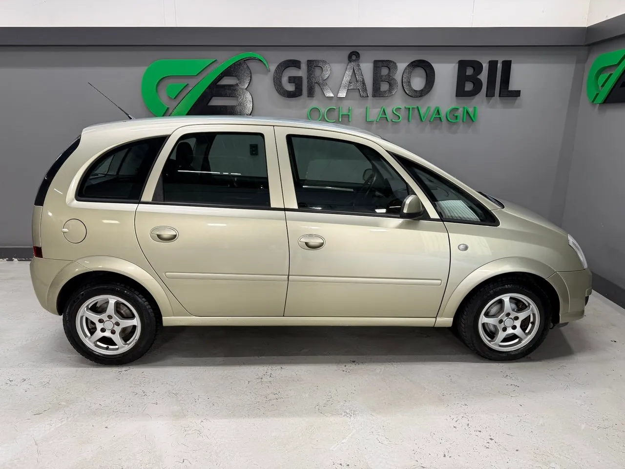 Vehicle image 5