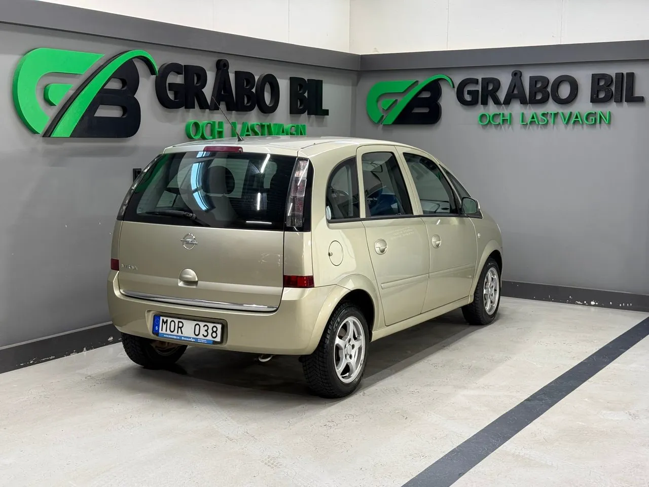 Vehicle image 4