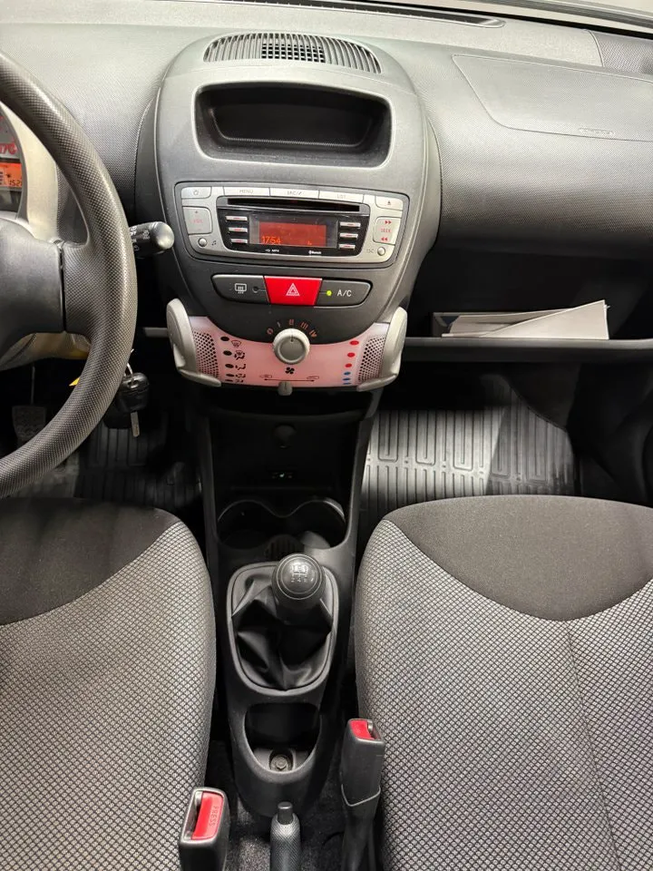 Vehicle image 14