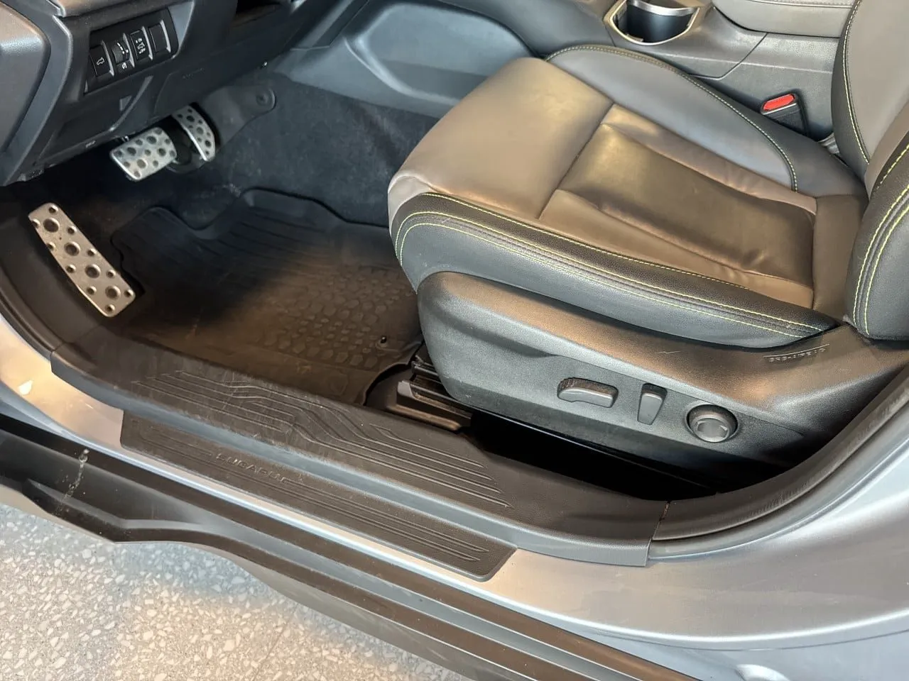 Vehicle image 14