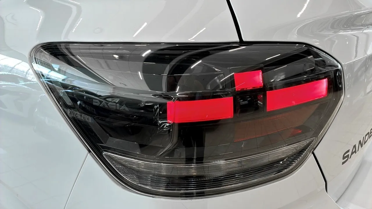 Vehicle image 21