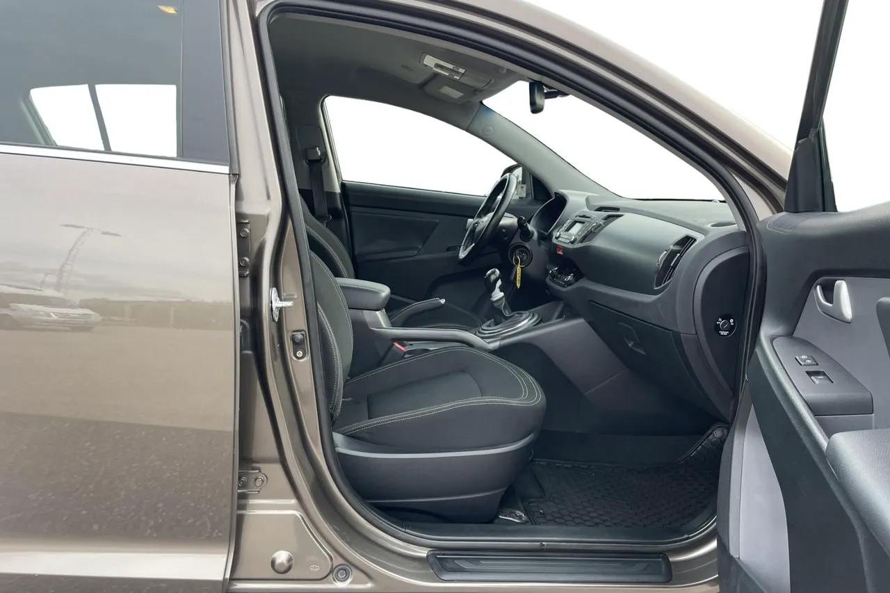 Vehicle image 14