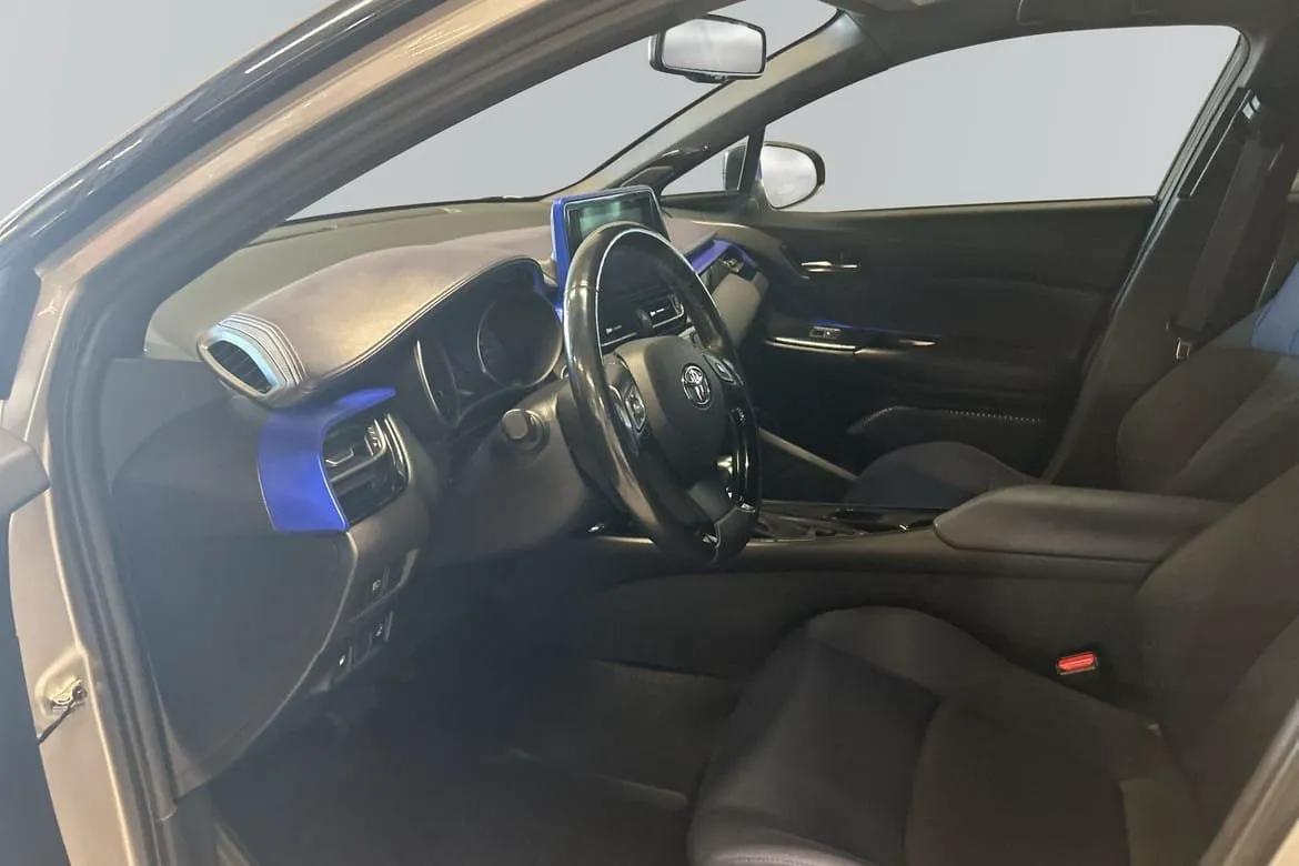 Vehicle image 6