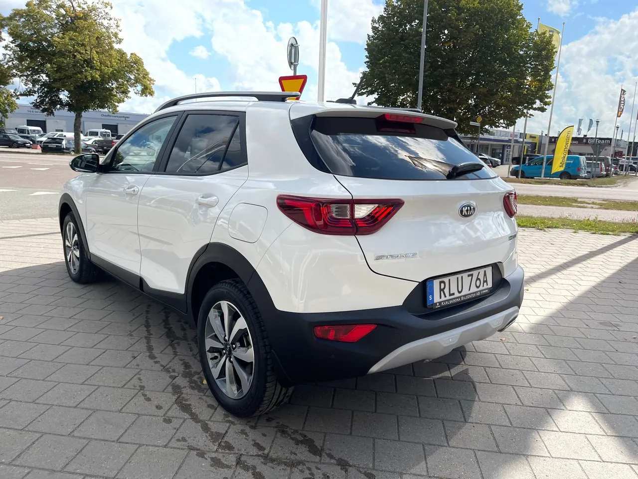 Vehicle image 6