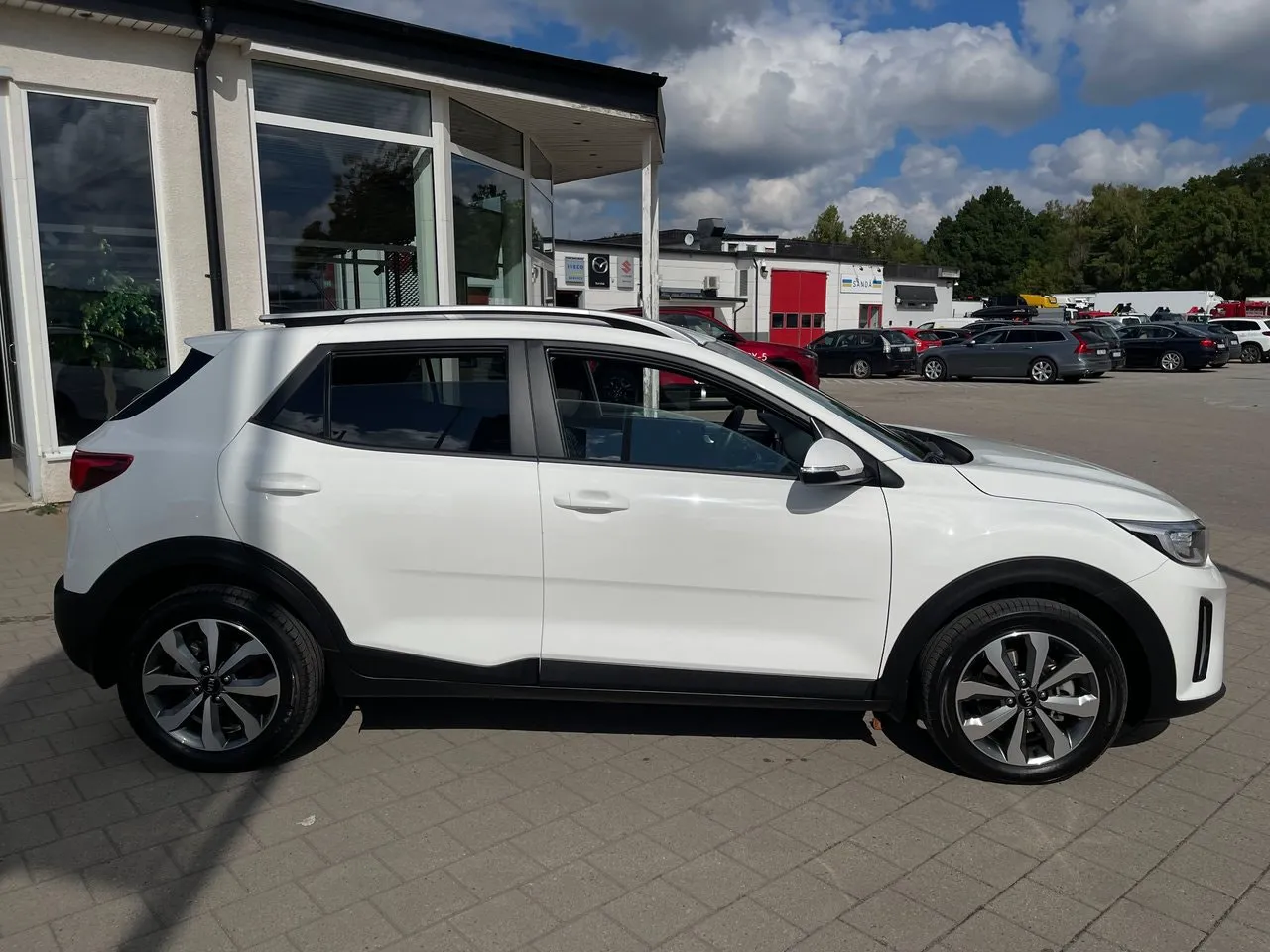 Vehicle image 3