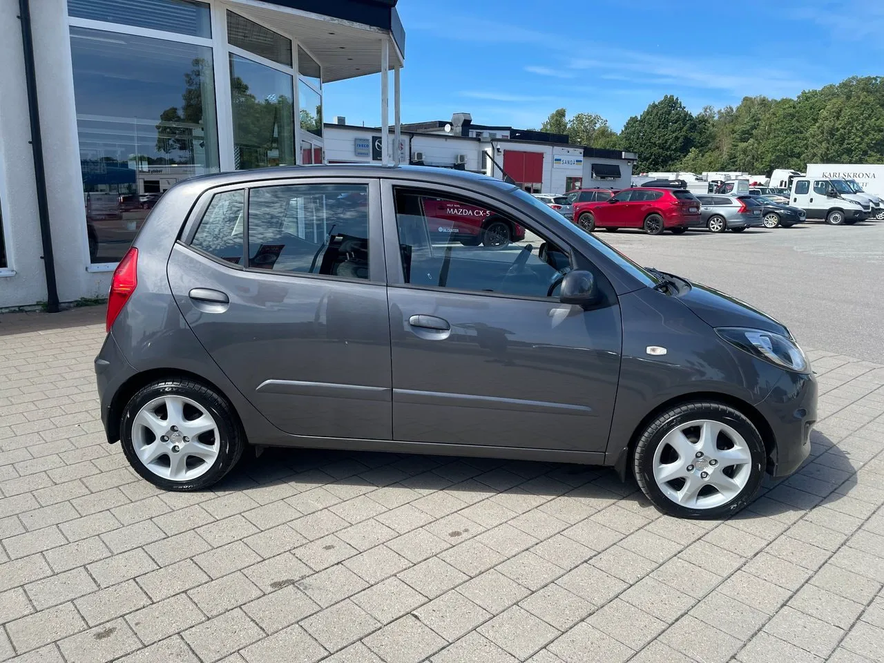 Vehicle image 3