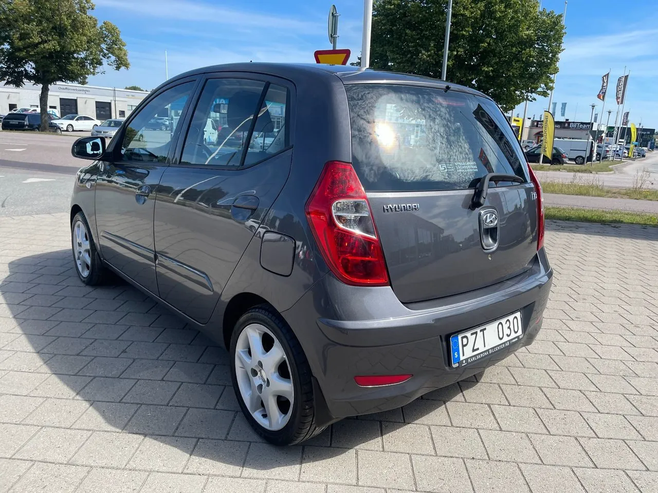 Vehicle image 6