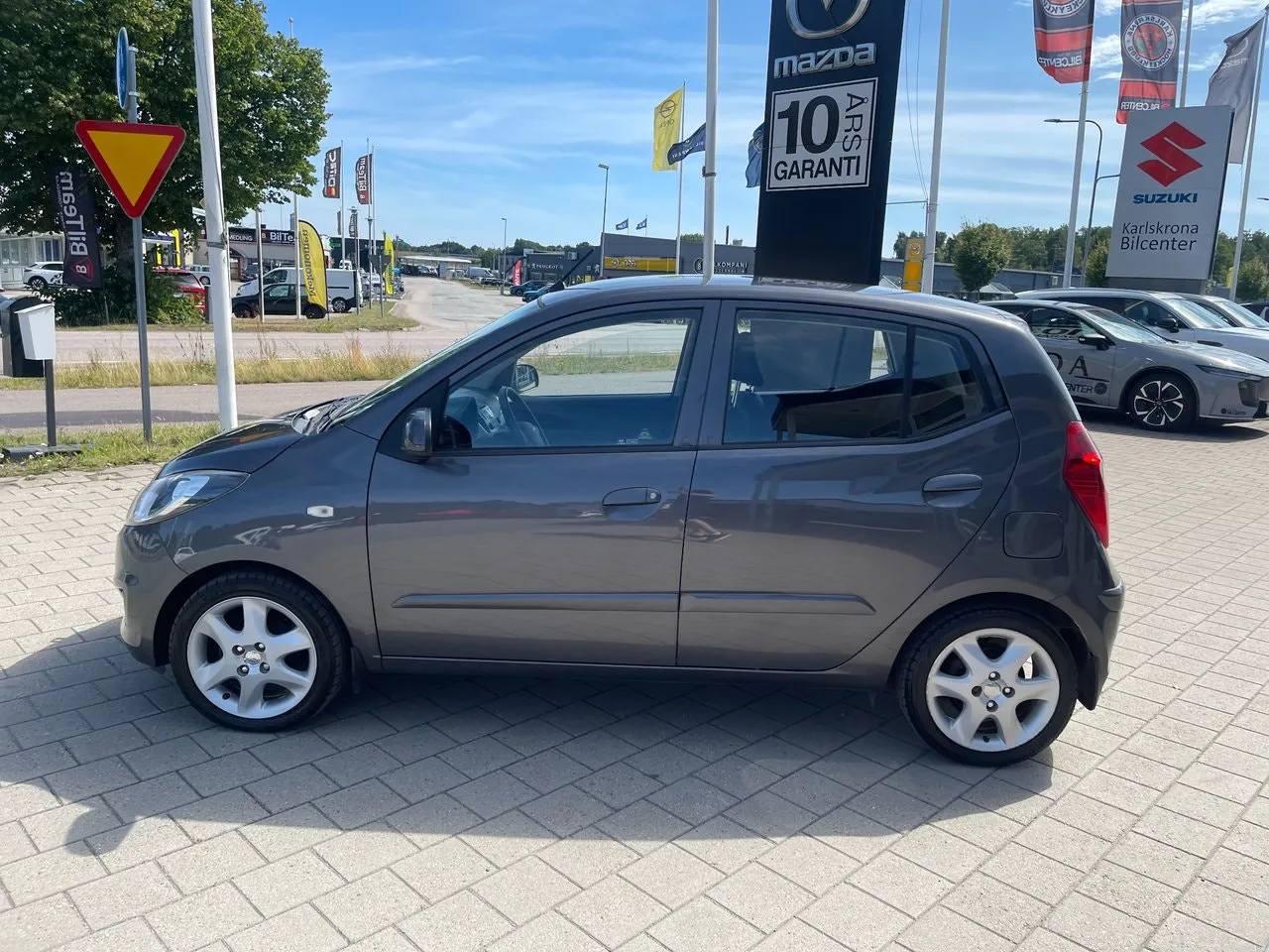 Vehicle image 7