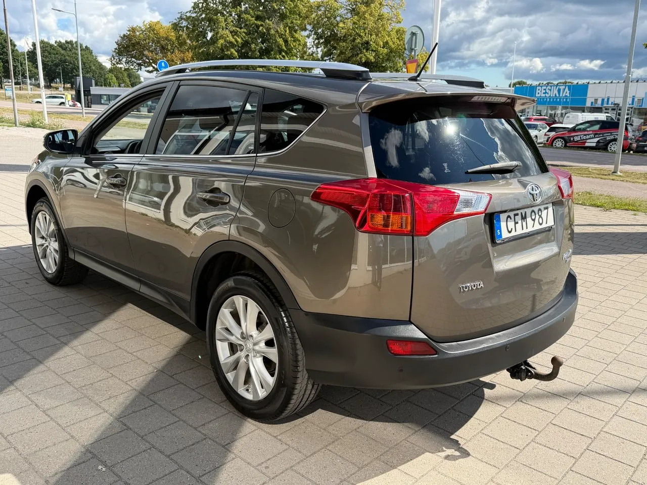 Vehicle image 5