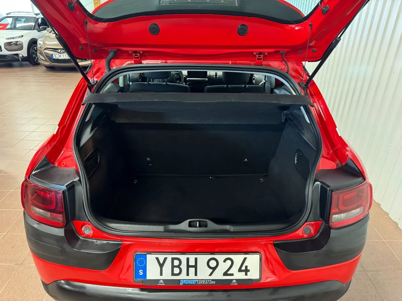 Vehicle image 4