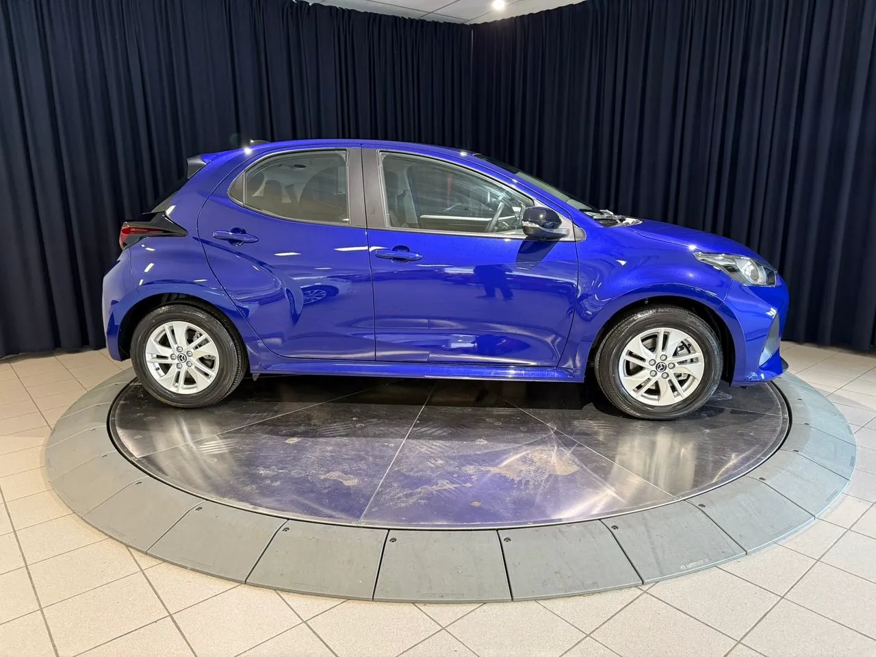 Vehicle image 6