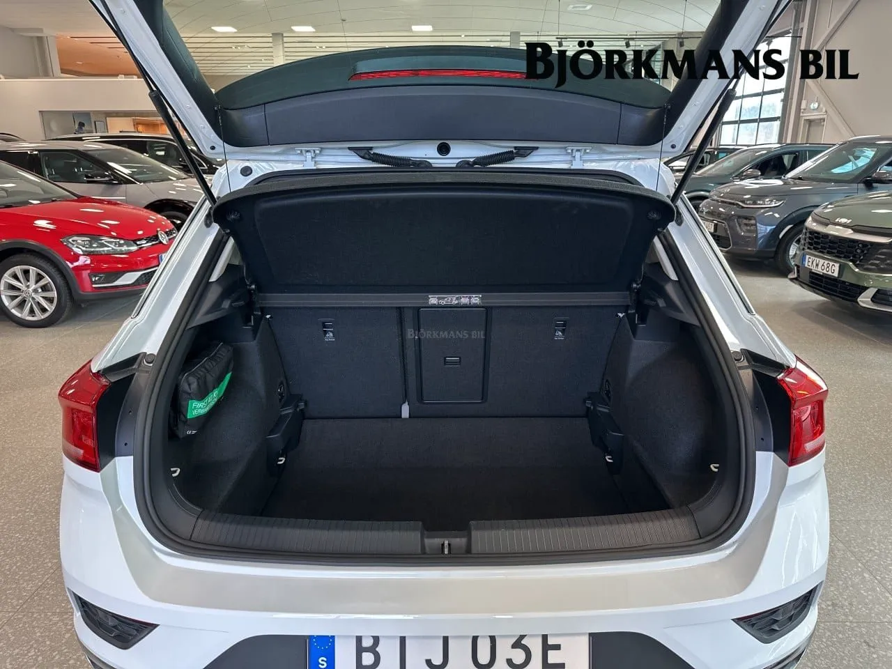Vehicle image 13