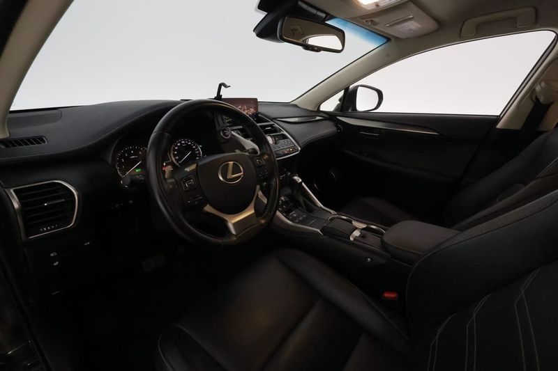 Lexus NX bild 12