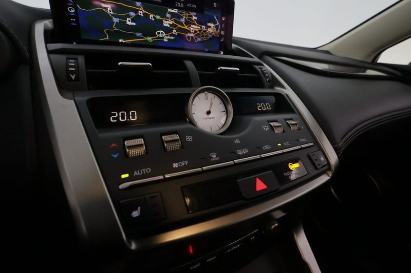 Lexus NX bild 25