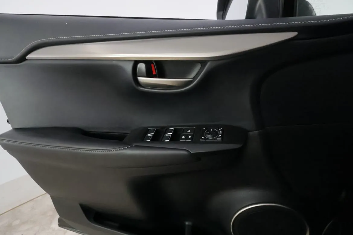 Vehicle image 32