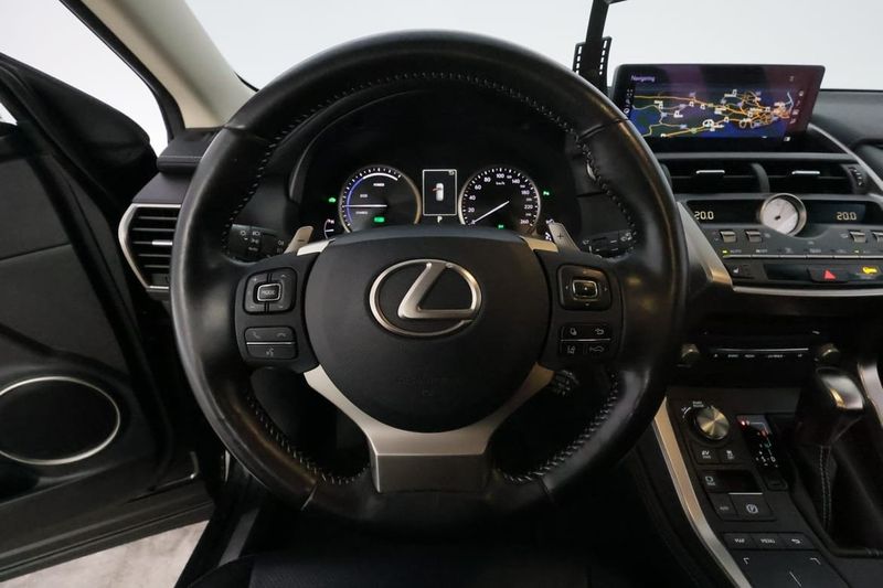 Lexus NX bild 15