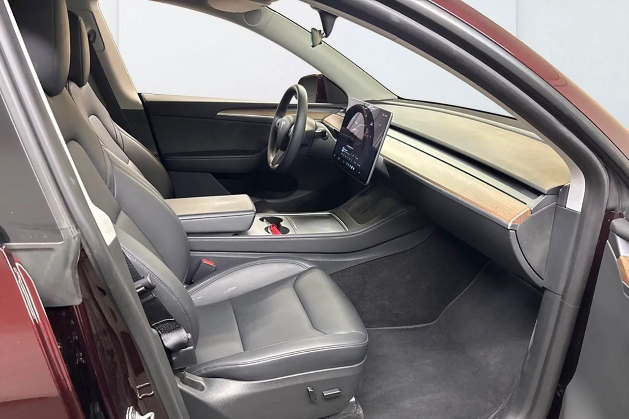 Vehicle image 6