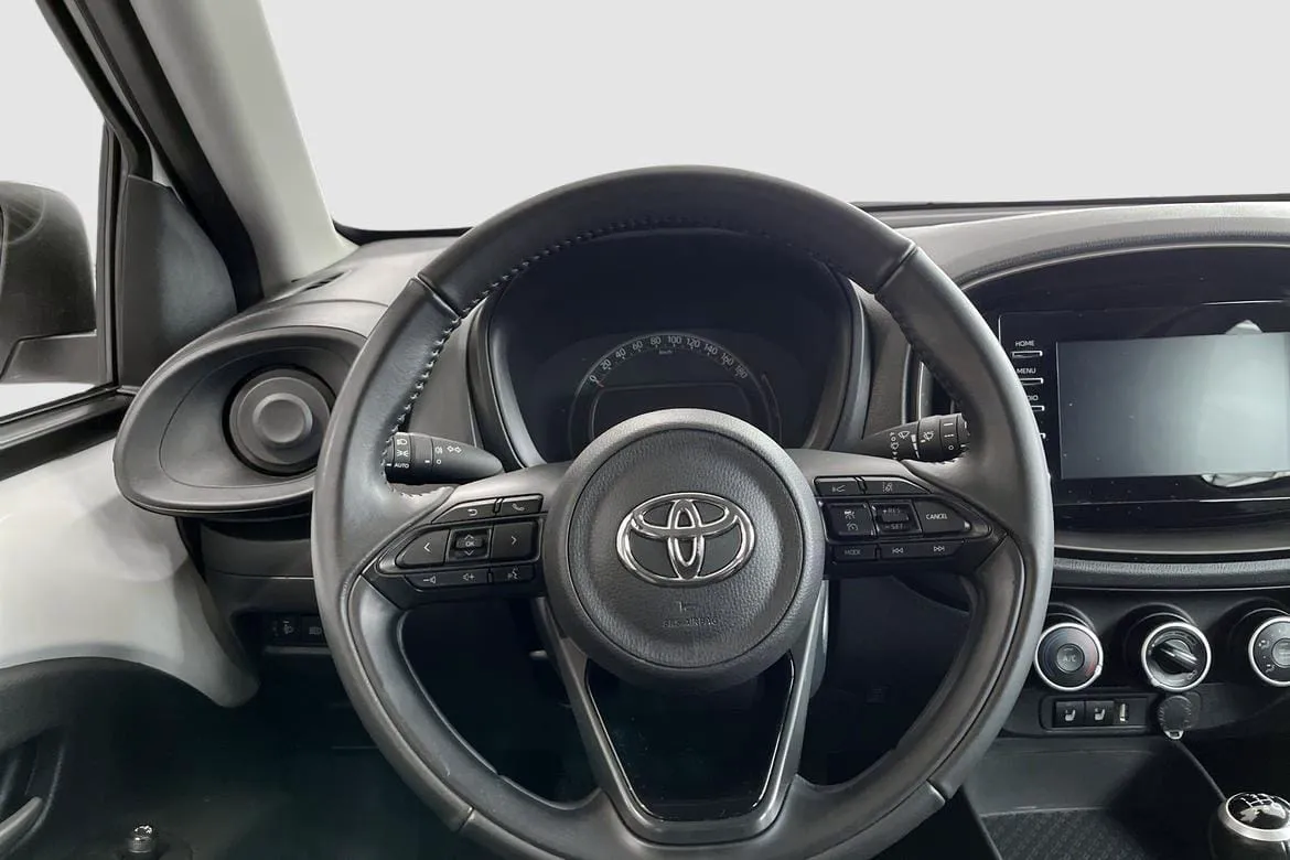 Vehicle image 10