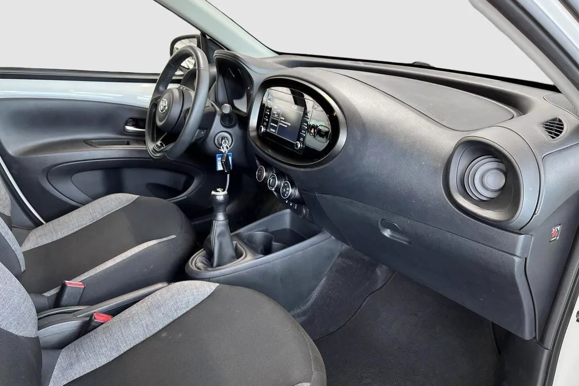 Vehicle image 8