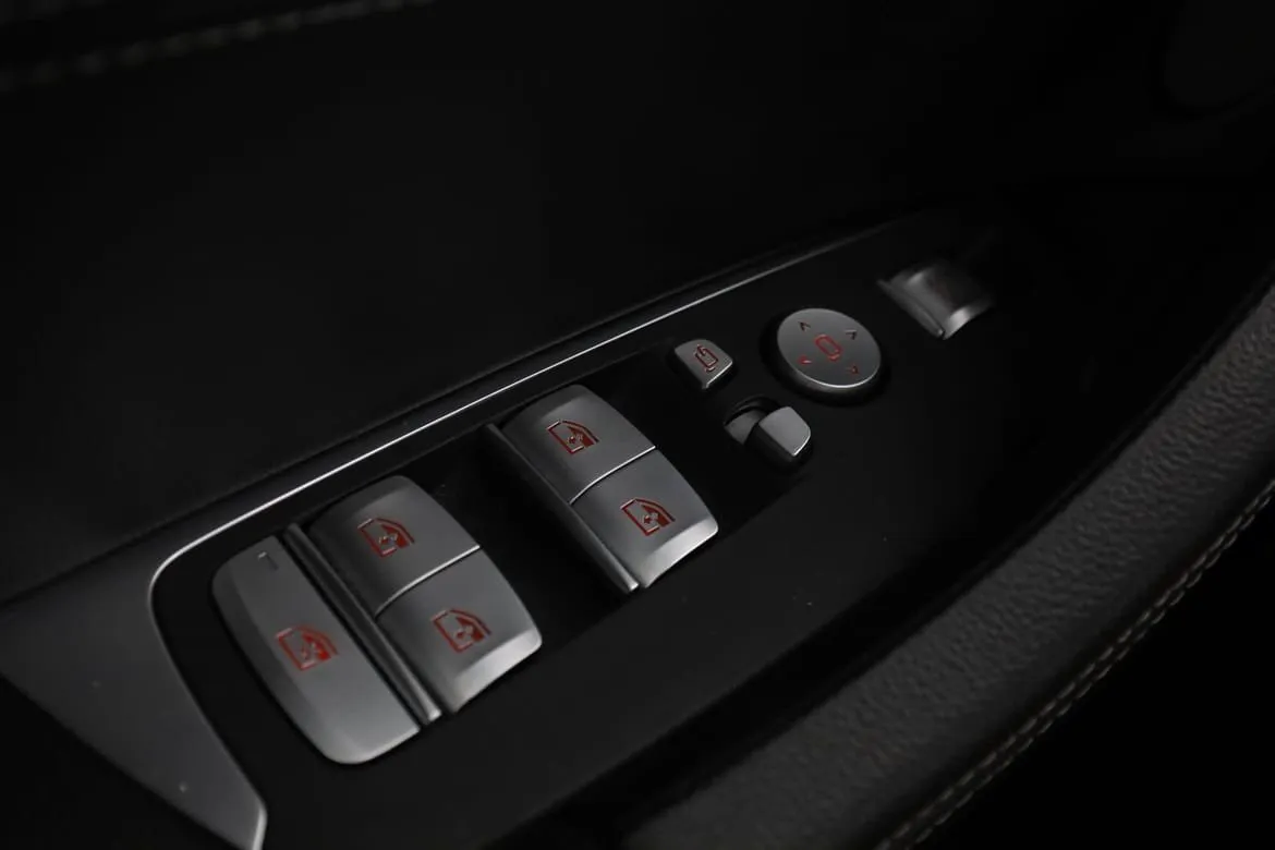 Vehicle image 32