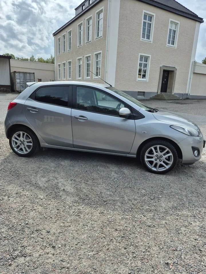 Vehicle image 3