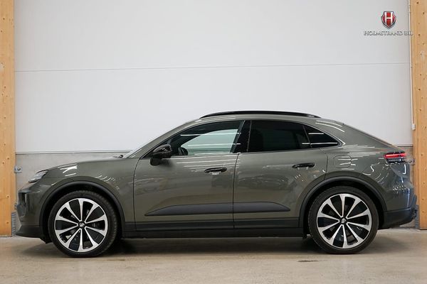 Porsche Macan 4 Electric 388hk Sport chrono Drag Pano BOSE 360 14vägs - 2024