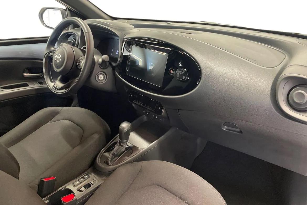 Vehicle image 6