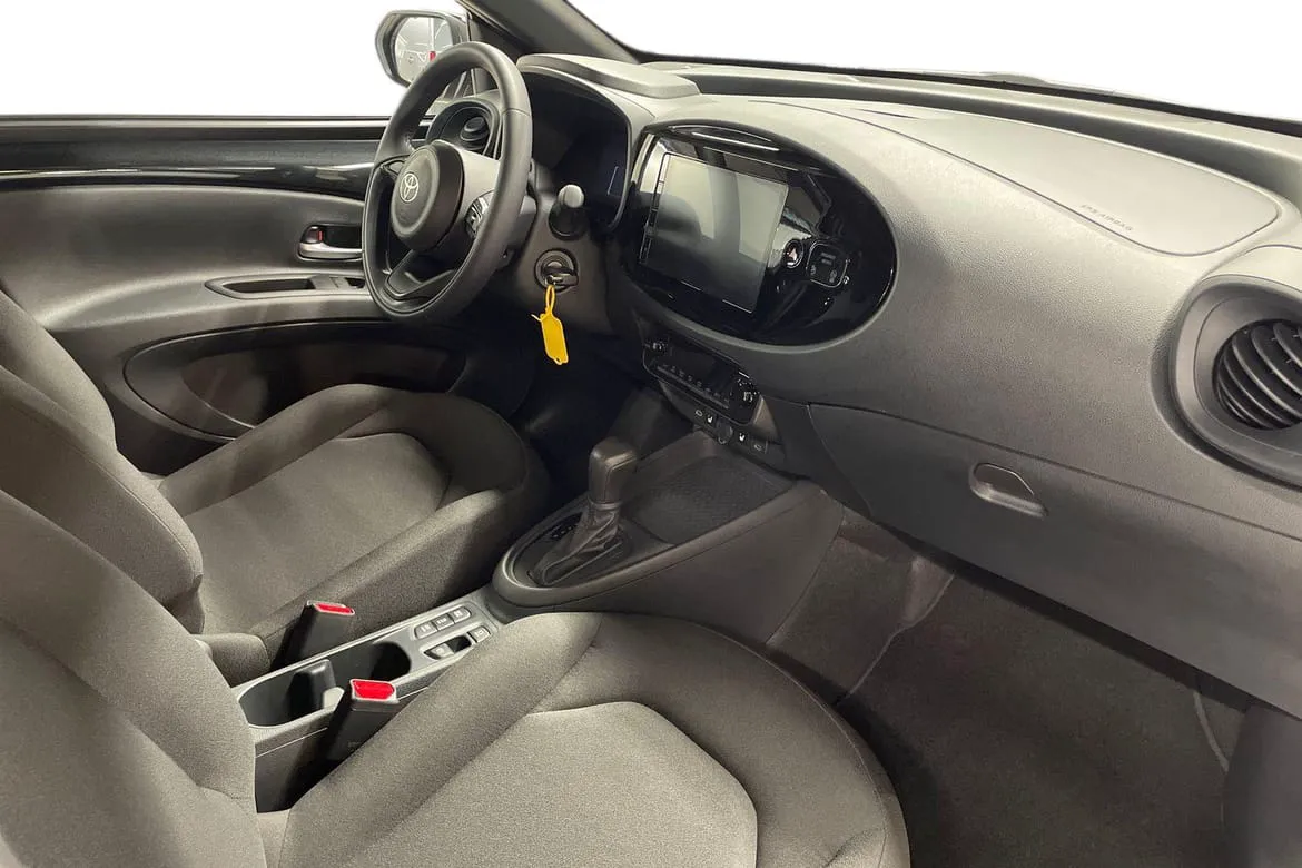 Vehicle image 6