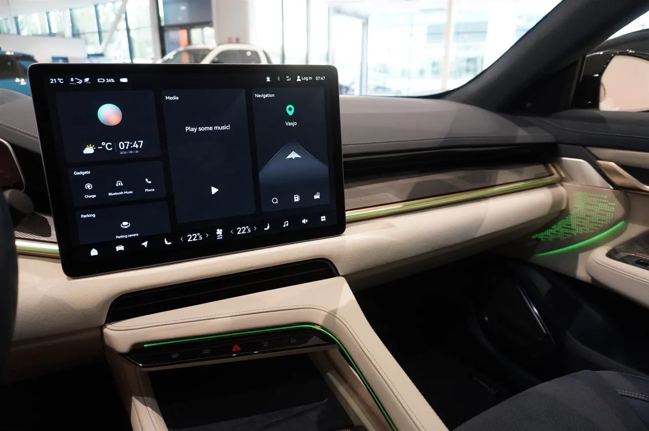 Vehicle image 6