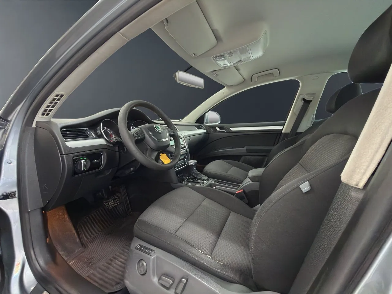 Vehicle image 15