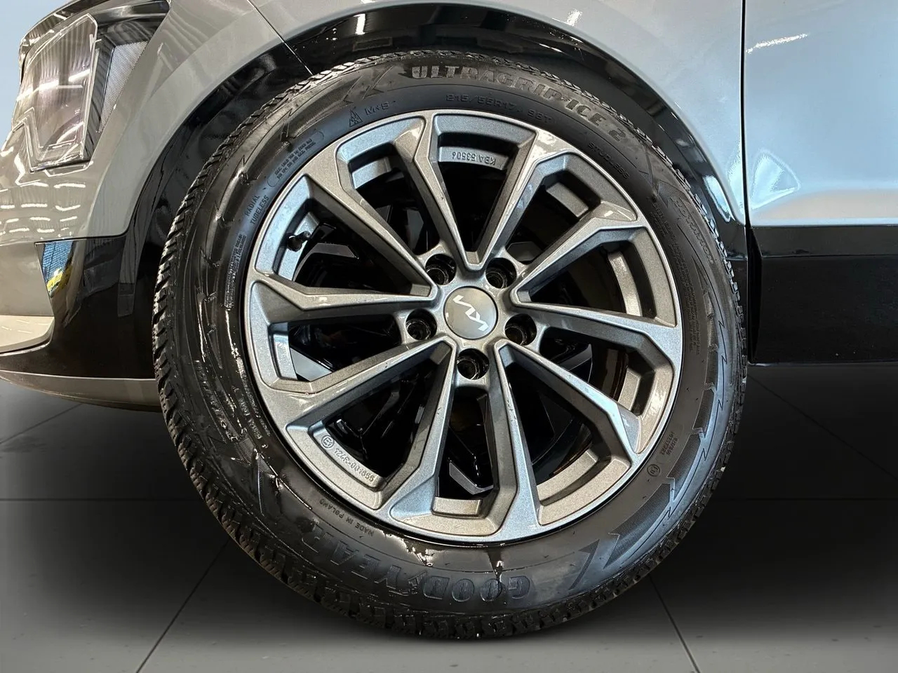 Vehicle image 13