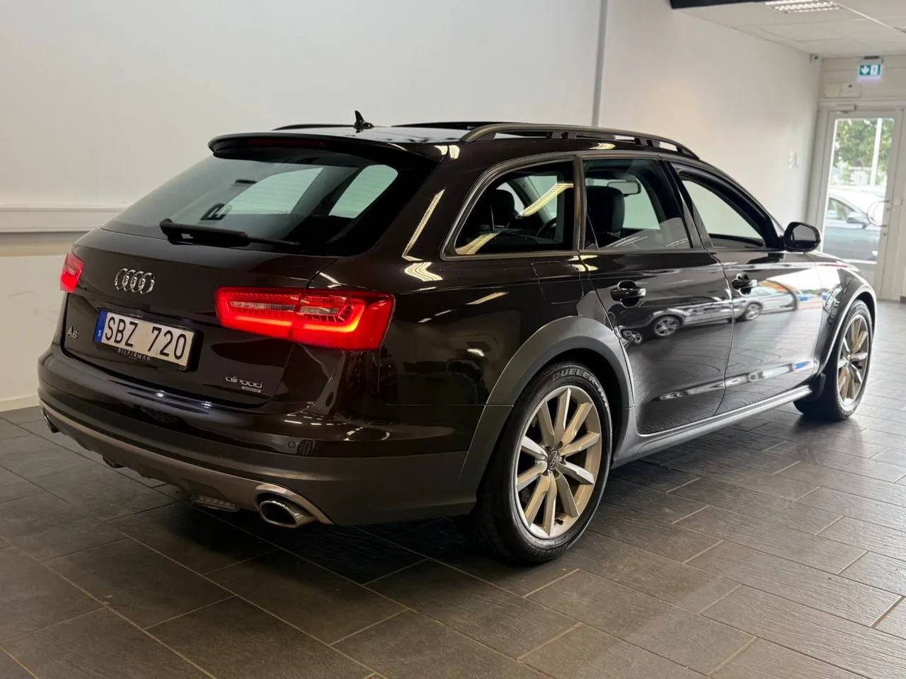 Vehicle image 14