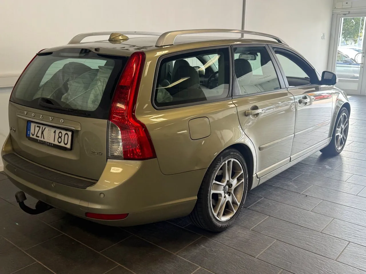 Vehicle image 6
